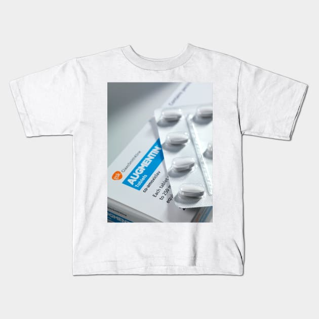 Augmentin antibiotic pills (M625/1666) Kids T-Shirt by SciencePhoto